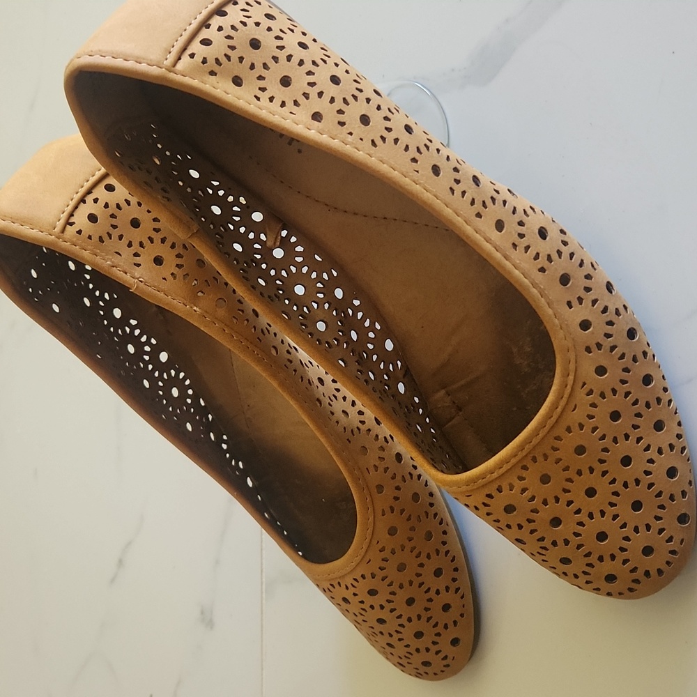 White Mountain Perforated Golden Mustard Brown Sz 9 1/2M Flats - Picture 2 of 11